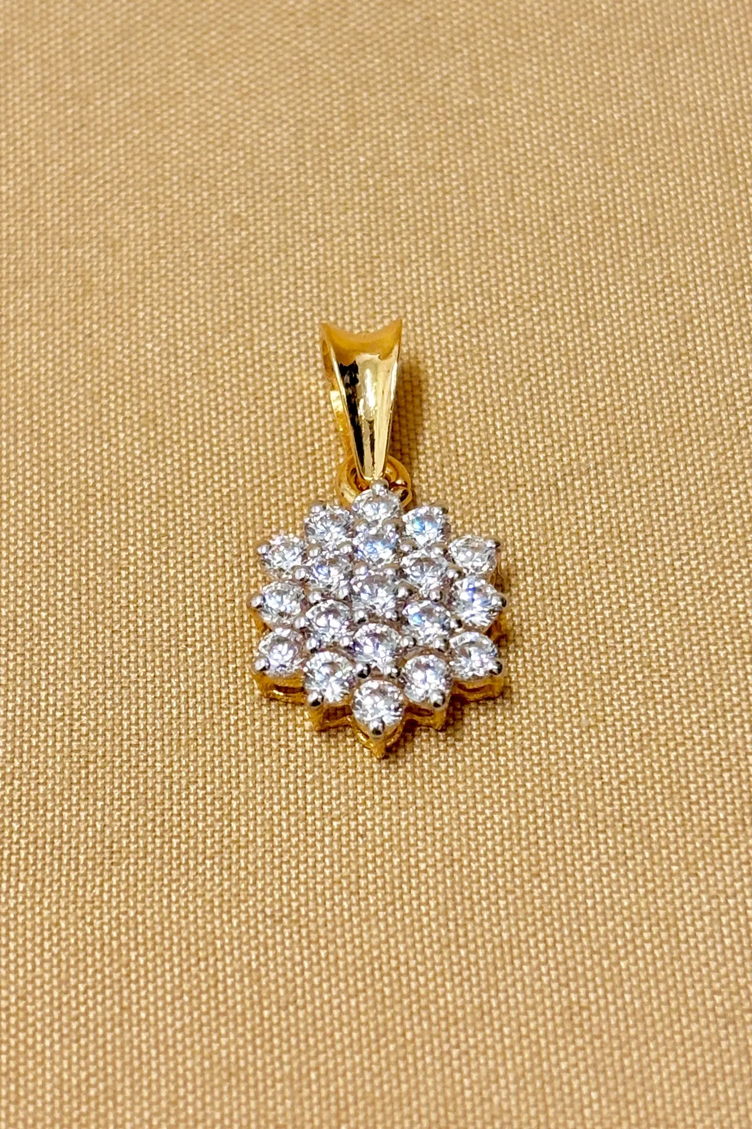 22 KT Gold Designer Diamond Pendant Set (D68)