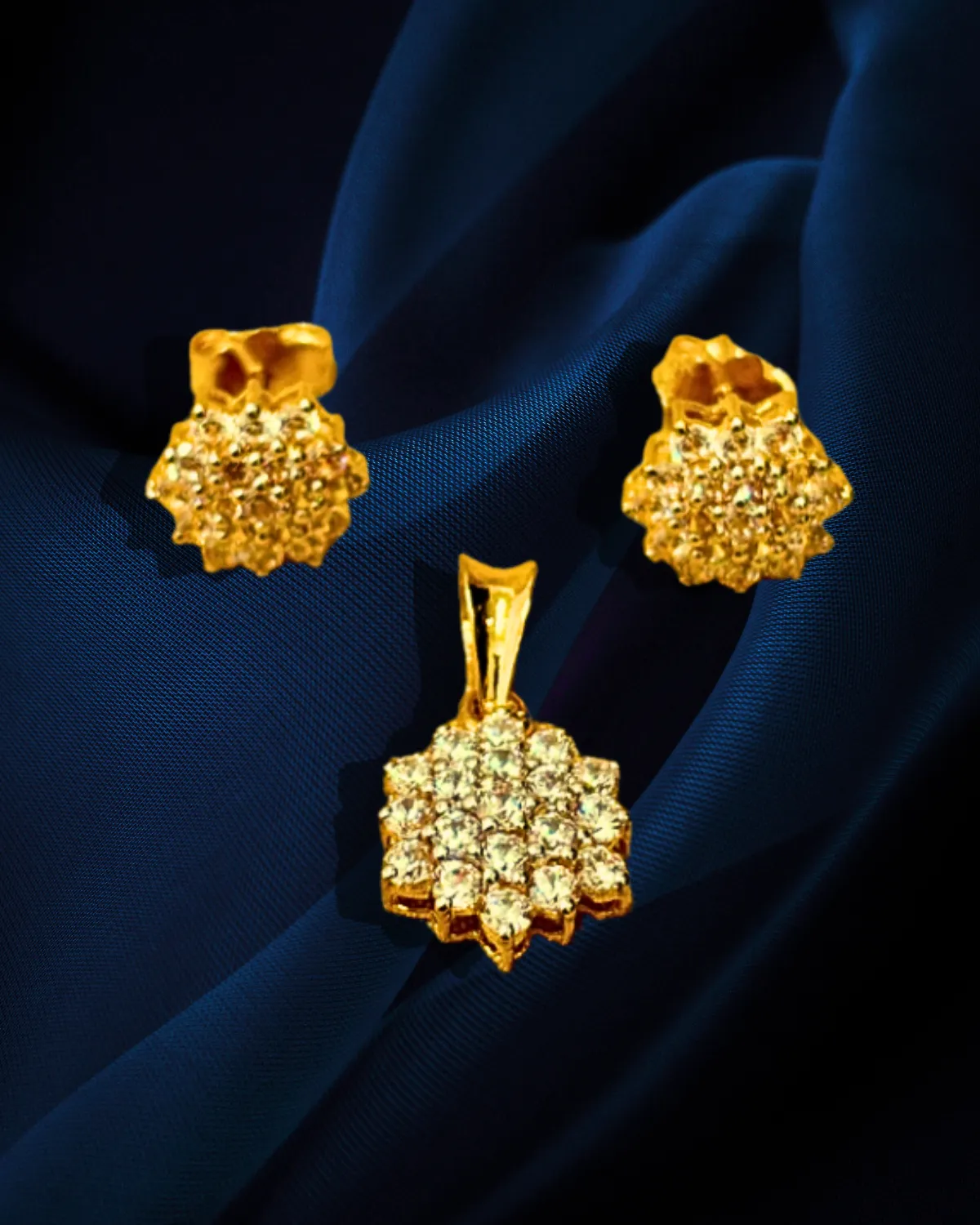 22 KT Gold Designer Diamond Pendant Set (D68)