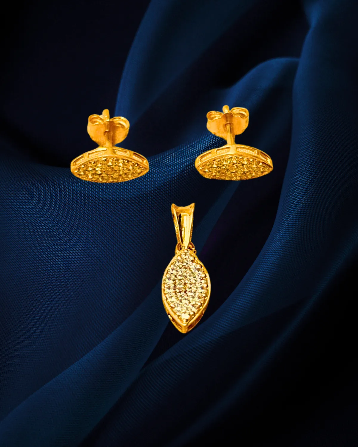 22 KT Gold Designer Diamond Pendant Set (D69)